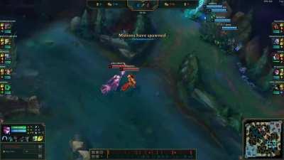 Unsuspecting Vayne blindy walks into enemy team.