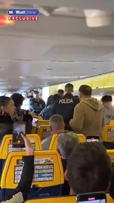 8 British passangers caused trouble in a flight to Canárias. The plane had to land in Faro, Portugal in order to get the troublemakers arrested. They were drinking and harassing people on the plane, as well as failed to obey the orders of the crew.