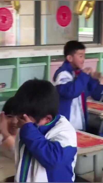 剧情过于曲折，等待领奖的十几秒，小男孩承受了太多