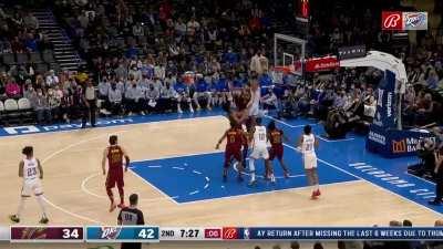 [Highlight] Darius Bazley dunks it through the defense!