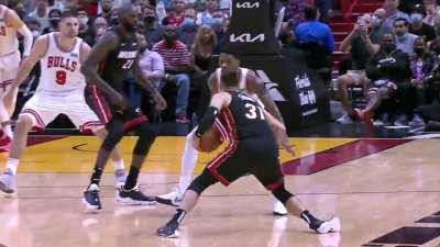 [Highlight] Max Strus gets the Monster Slam out of Nowhere