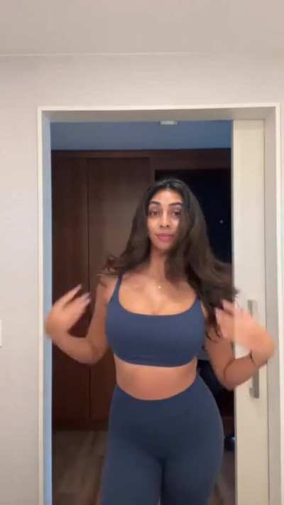 Humna’s petite body