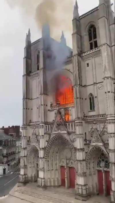 Пожар в Нантском Соборе...