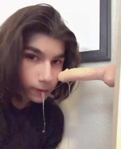 anyone need some femboy throat?🥺