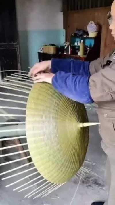 Making a bamboo umbrella
