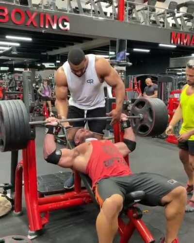 Full evulsion trying to bench 5 plates 😬