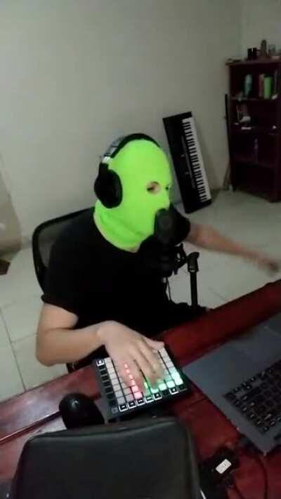 He green lol 🤣🤣🤣🤠🤠🥵🥵