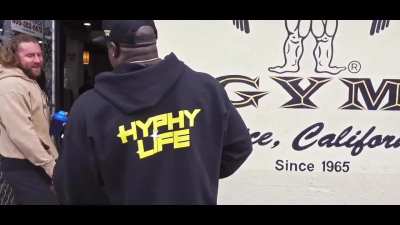 Guy has roid rage and pulls knife on random dude over nothing.