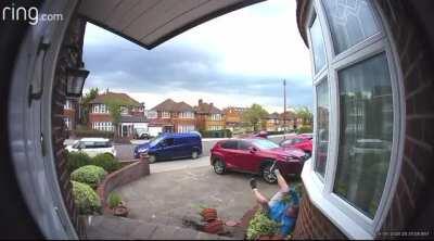 This plumber had a bad time while trying to ring a customer's doorbell