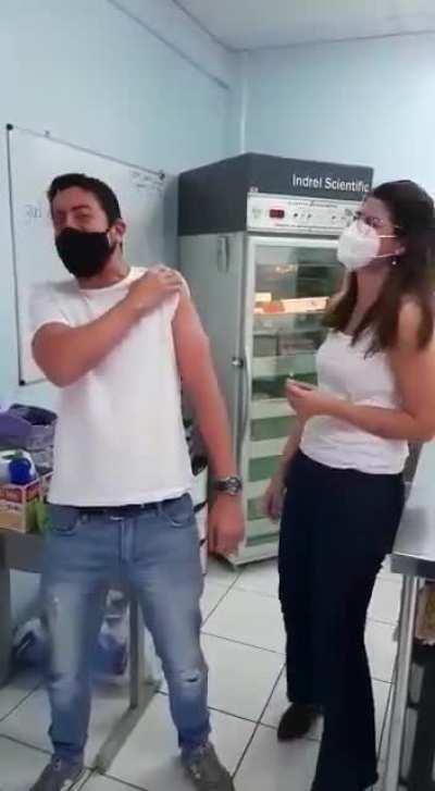 O cara narrando ele mesmo sendo vacinado