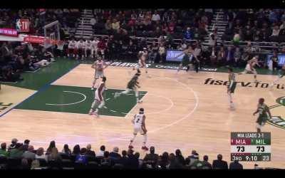 [Highlight] Jimmy Butler ties the game up with the 3. Lopez is forced to respect his range in the following possession and Butler beats him off the dribble, using the rim to avoid the Lopez block