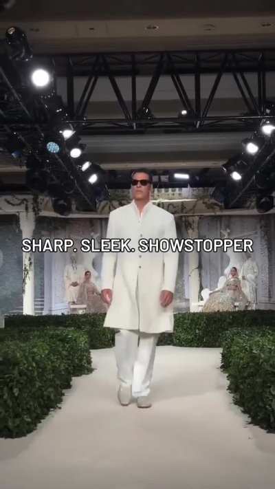 Akshay Kumar turns Showstopper