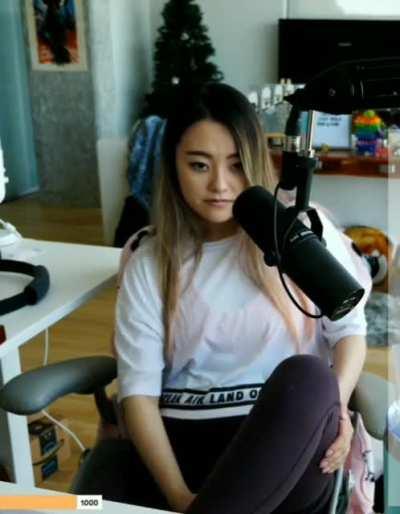 Nothin to look here, just jeannie slappin some thighs....