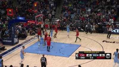 [Highlight] Brandon Clarke catches the defense sleeping as he beats the buzzer with a jam!