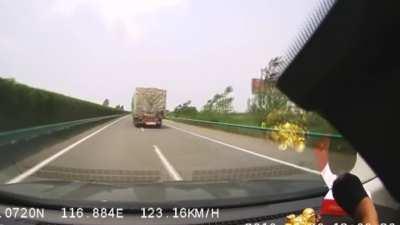 Never overtake a car to the right !