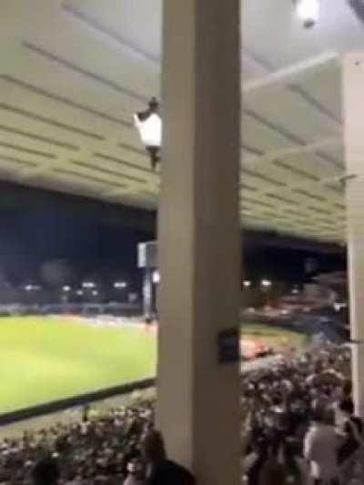 Eduardo Paes levou o Lula ontem ao jogo do Vasco. Meu valoroso respeito à torcida vascaína, que recepcionou Lula como ele merece