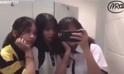 El que esta en el baño: 😎