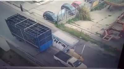 Mar del Plata: No calculó el tamaño del acoplado y se llevó puesta la garita de control del Puerto, el guardia y un efectivo de Prefectura salieron heridos