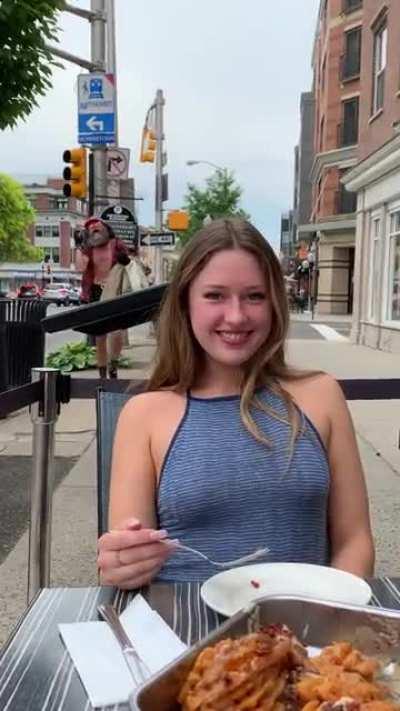 Tema da Sukkal ao vivo durante o almoço