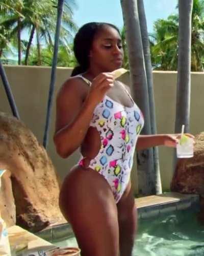 Total Divas thickness