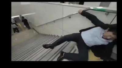 Confrontation between Chinese and Japanese inside Japanese metro 