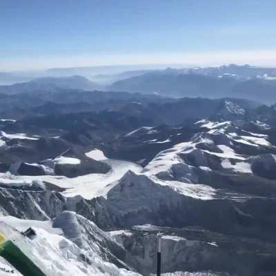 This 360° video shows what it looks like on top of Mount Everest on a clear day.