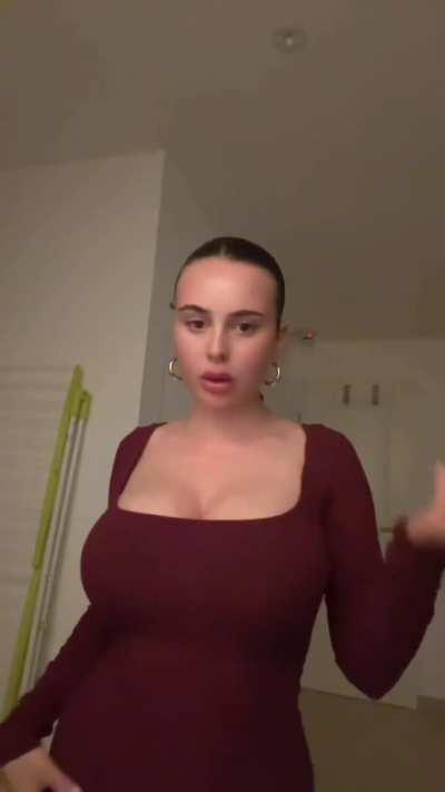 Riesen Titten in engem Kleid