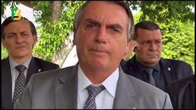 Um resumo do q Bolsonaro falou hoje: “Qual país do mundo não morre gente” “Se o povo entrar em desobediência civil, meu exército não vai. Nem por ordem do papa” Insinuou que vai tomar “medidas duras” que seriam chamadas de ditadura se o STF não acolher se