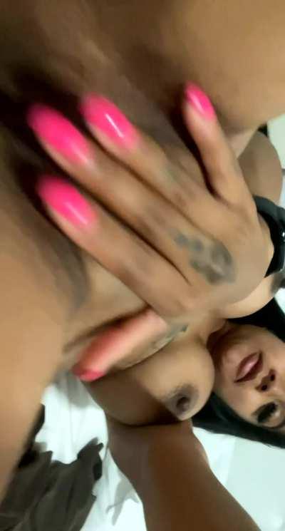 Am i making your cock hard 🍆