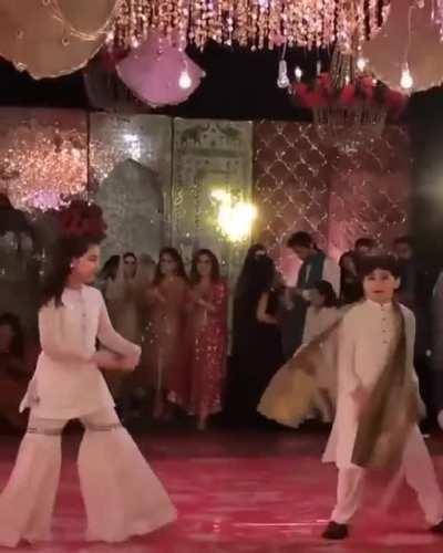 lol aj kal k bache, bc jab mei is umer ka tha to mujhe lagta tha bache asmaan se aatay hai:/