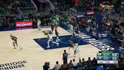 [Highlight] Robert Williams throws down the alley oop jam on an unsuspecting Turner