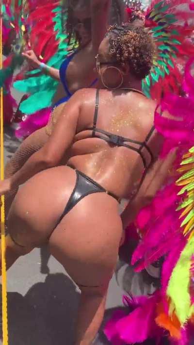 Martinique Bad Gyal in 🇱🇨 pt. 2 (📷:@joegeofoto) 