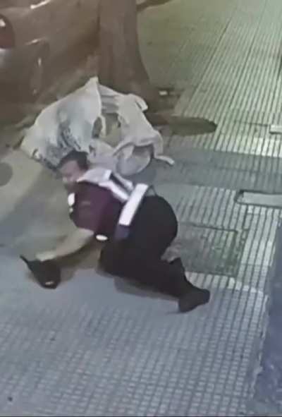 Sujeto le quiso robar el arma a una policía en Balvanera, forcejeó con el agresor y se salvó