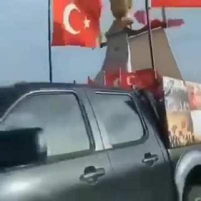 2023'de seçimden sonraki ilk sabah. AKP kaybeder ve ülkenin yarısından fazlası dünyanın en mutlu insanları olur.