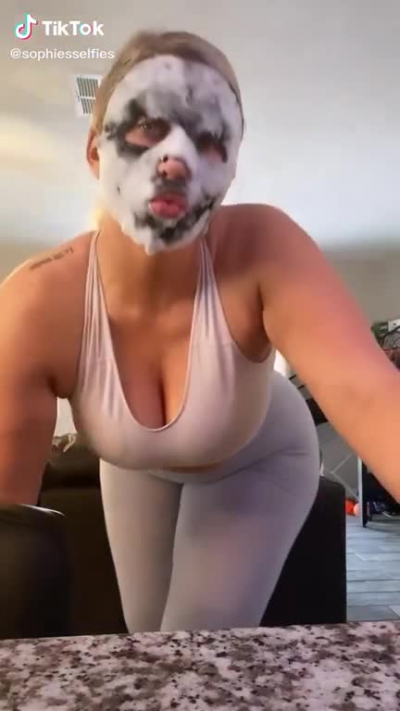 She's showing off her thickness on tiktok too