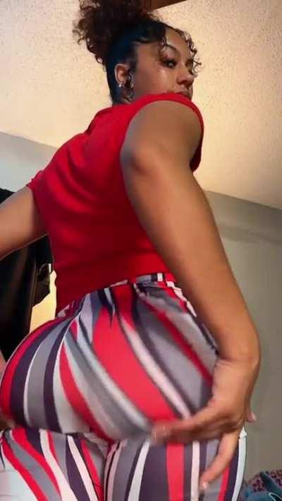 My lil booty is finally growing 🫶🏾