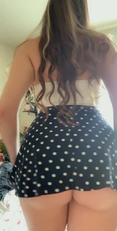 Mini skirts are my favorite to tease with 🍑🥰