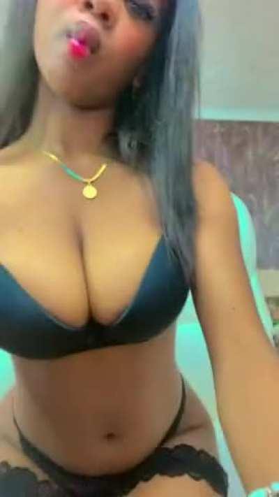 Play with my bigs tits