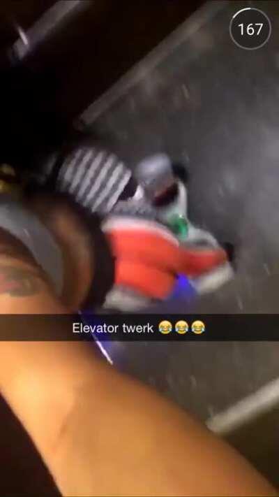 ASS CLAPPING MIZZ TWERKSUM OLD