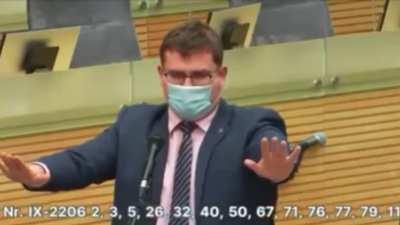 Kai prie taves prisiknisa chuliganai ir bandai isvengti mustyniu, bet tik pablogini situacija