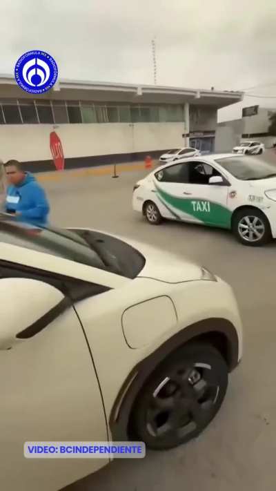 Cómo en Cancún pero en Tijuana, no es ningún secreto que aquí los taxis son una mafia, a la ciudad la tienen como rancho gigante ya que cualquier transporte moderno les afecta