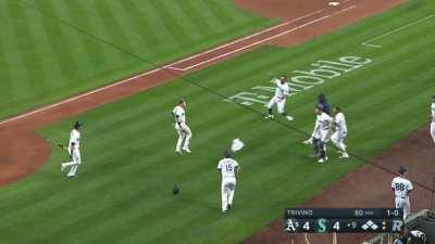 [Highlight] The Mariners walk off the A's on a wild pitch from Lou Trivino!