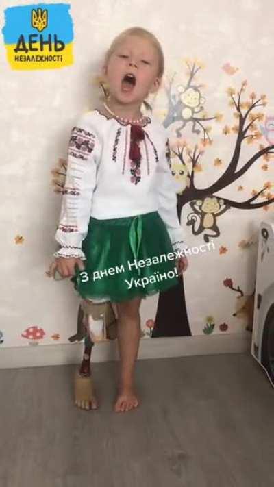 Трусливая моль Путин, 6 месяцев ты пытаешься убить её и ещё 44 млн украинцев. Как ты собрался победить, если ты ты и твои террористы не смогли победить даже её? Поздравляю свободные народы свободной Украины, несломлённые и выстаявшие ещё один День независ