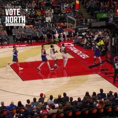 [Highlight] Scottie Barnes with the left-handed quarterback pass to Pascal Siakam from beyond half court