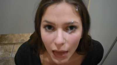 The way she looked in the mirror is absolutely cute