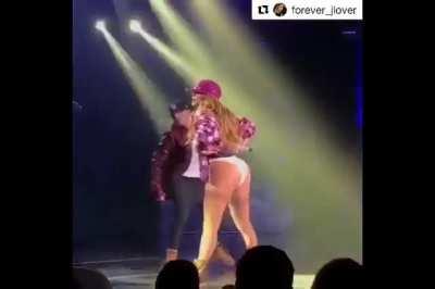 Twerking her ass 😍