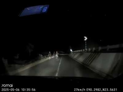Dashcam Captures Failed Robbery Attempt in Bangladesh as Quick-Thinking Driver Escapes Ambush