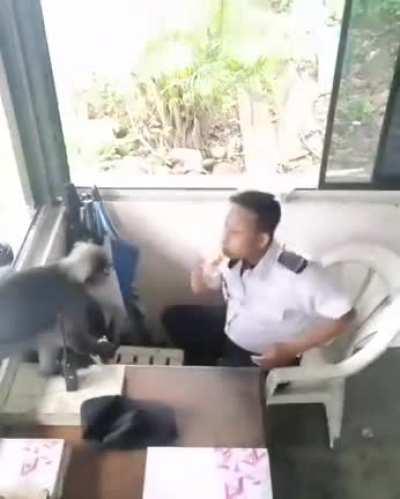 Security guard robbed in broad daylight