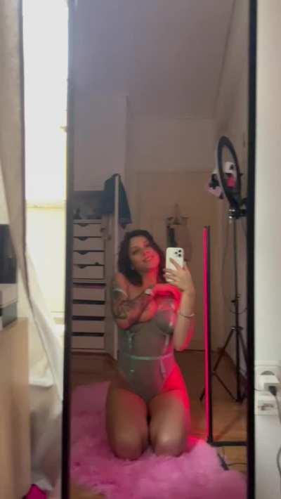 Slutty Tiktoker flashes her tits