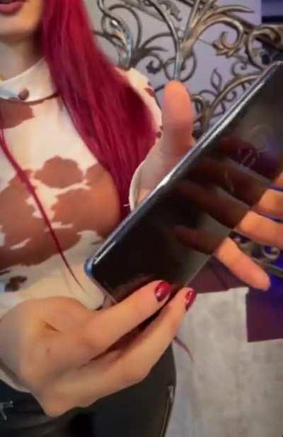 Finally she is wearing leather pants😍😍